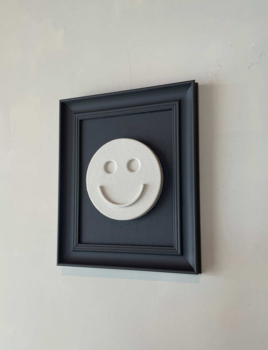 Vintage frame artwork by Edith Beurskens, featuring a unique happy face design on matte anthracite and shadow white, size 27.5 x 32.5 cm.