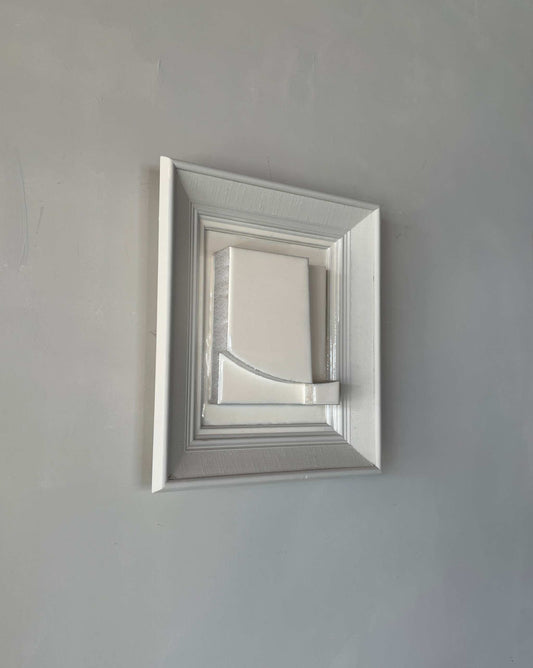 Vintage Frame Level Lak in shadow white, featuring exclusive artwork by Edith Beurskens, crafted from plant-based PLA with a shiny finish.