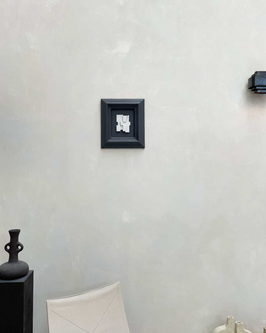 Vintage Frame Cody with exclusive artwork by Edith Beurskens, featuring a white PLA artwork in an anthracite vintage frame, displayed on a wall.