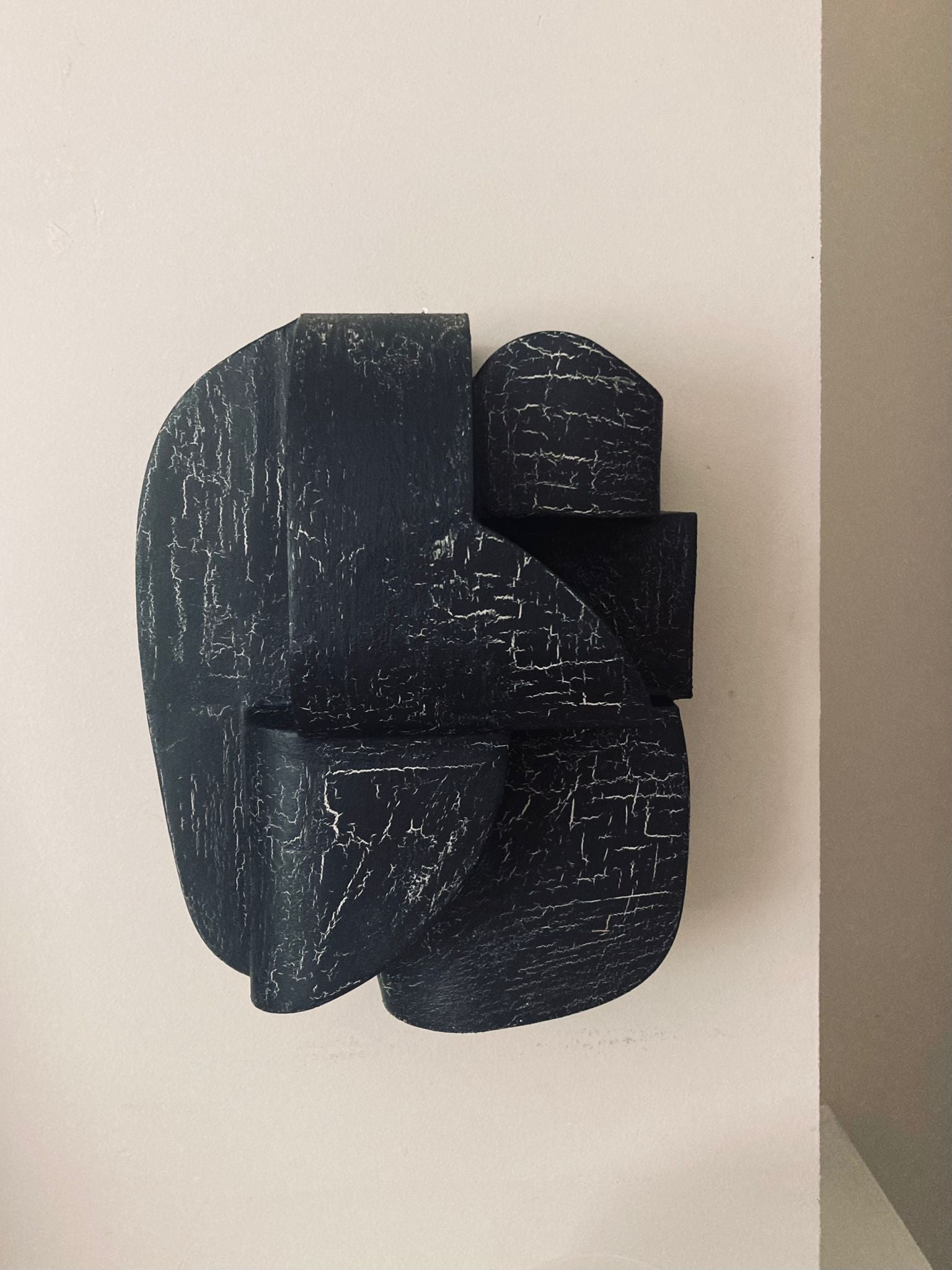 'Ida' Sculpture Crackle. By Edith Beurskens and Ilse van Stoltz