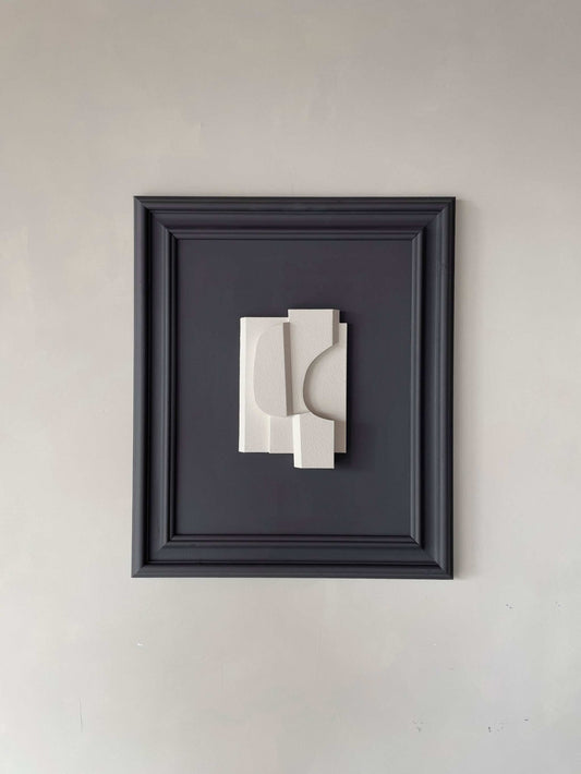 Vintage Frame Willa with Shadow White artwork in an Anthracite frame, featuring biodegradable PLA material and Certificate of Authenticity.