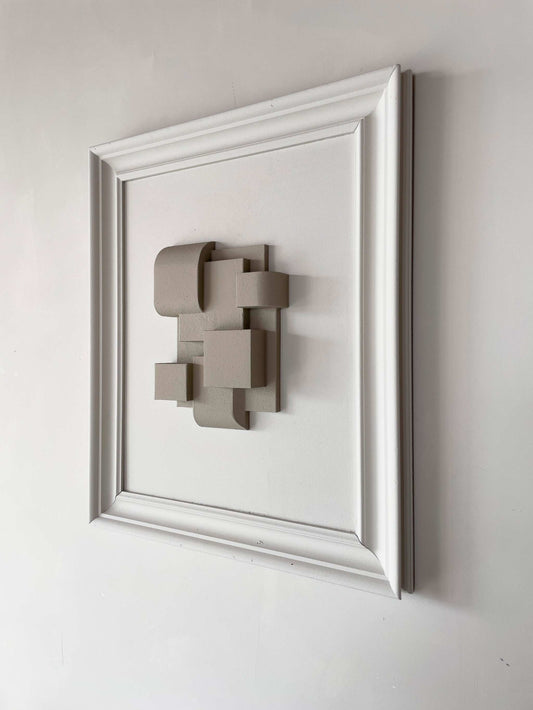 Vintage Frame Lynden with exclusive artwork by Edith Beurskens, featuring a shadow white vintage frame with signs of time, made of biodegradable PLA with a sand coating, size 61x52 cm.