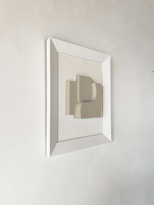 Vintage Frame Zach in shadow white with exclusive artwork by Edith Beurskens, featuring a biodegradable PLA base and sand coating, 48x39 cm.