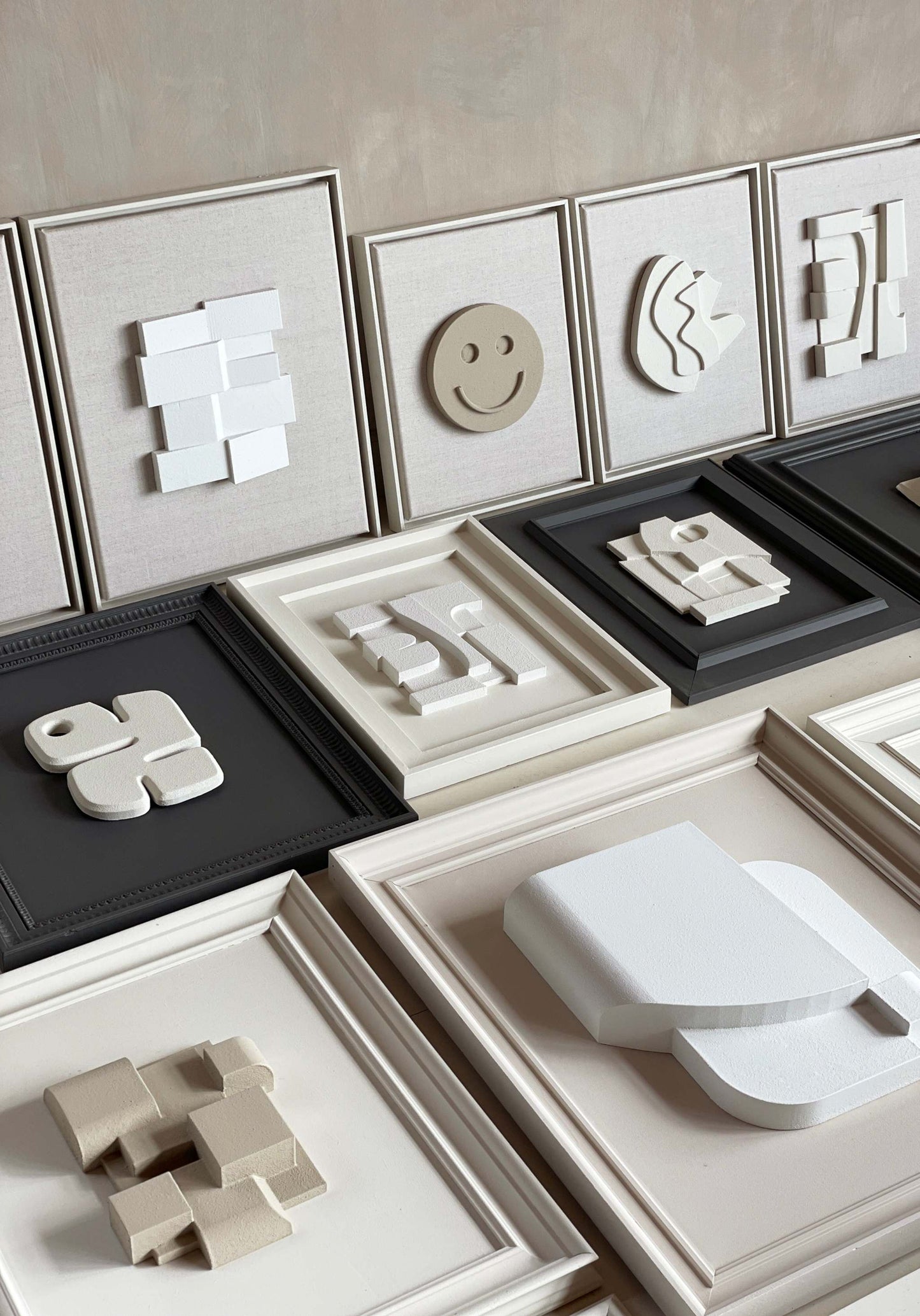 Vintage Frame Twin exclusive artwork by Edith Beurskens featuring plant-based PLA material and Sand coating, in Skimming Stone and Shadow White colors.