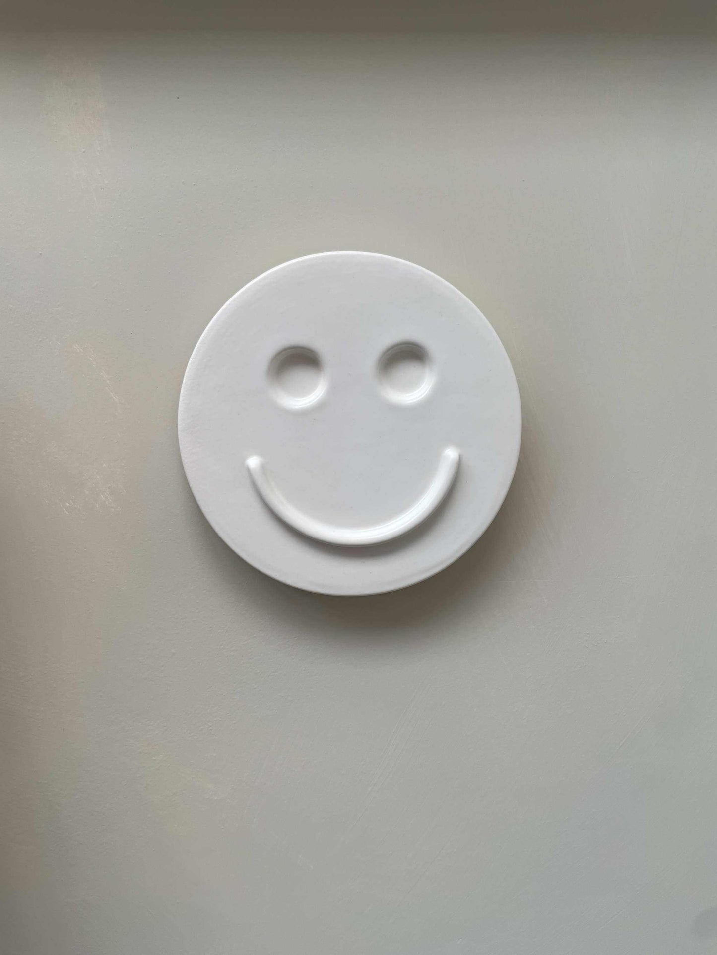 white ceramic wall art smiley face decorative wall hanging handcrafted by Edith Beurskens Royal Goedewaagen