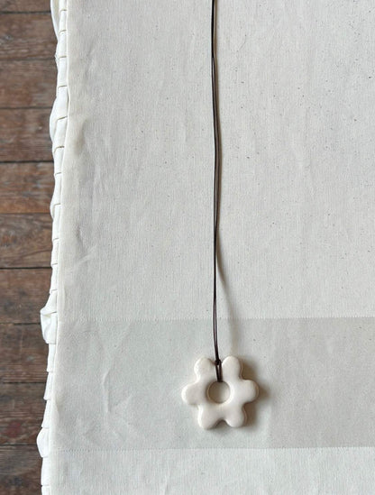 Flower necklace - white