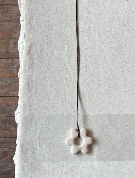 Flower necklace - white