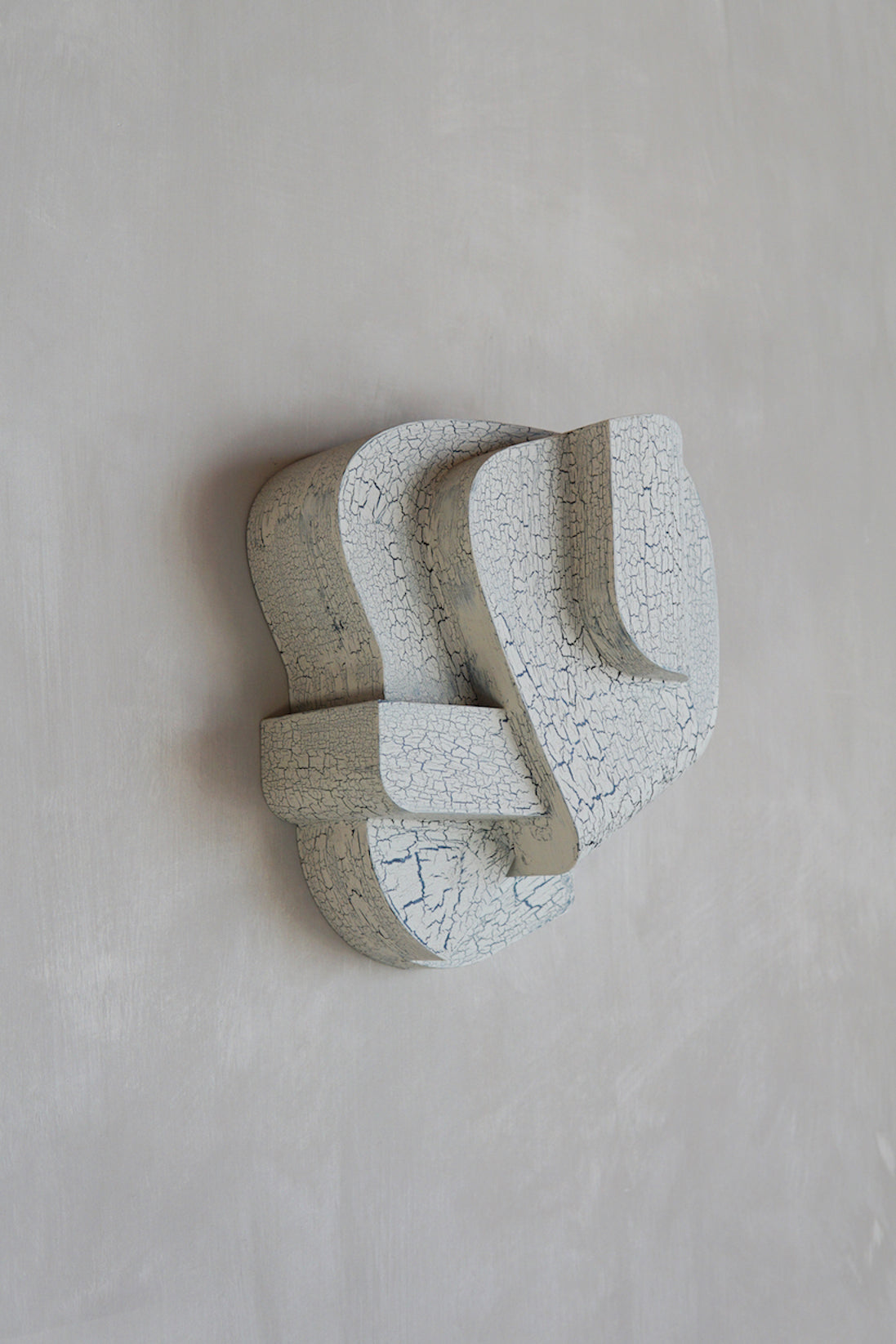 'Ko' Sculpture Crackle. By Edith Beurskens and Ilse van Stoltz