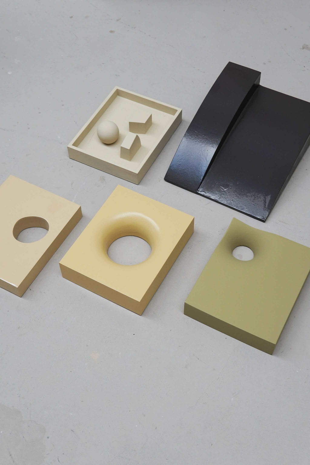 Plant-based PEEP HOLE - Green artwork from PLAY collection, eco-painted with resin finish.