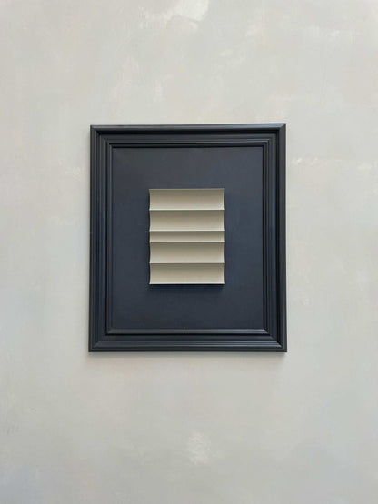 Vintage Frame Ripple exclusive artwork by Edith Beurskens, featuring a unique combination with a plant-based PLA base, anthracite vintage frame, brown wood texture, and sand coating, size 73.5 x 63 cm.