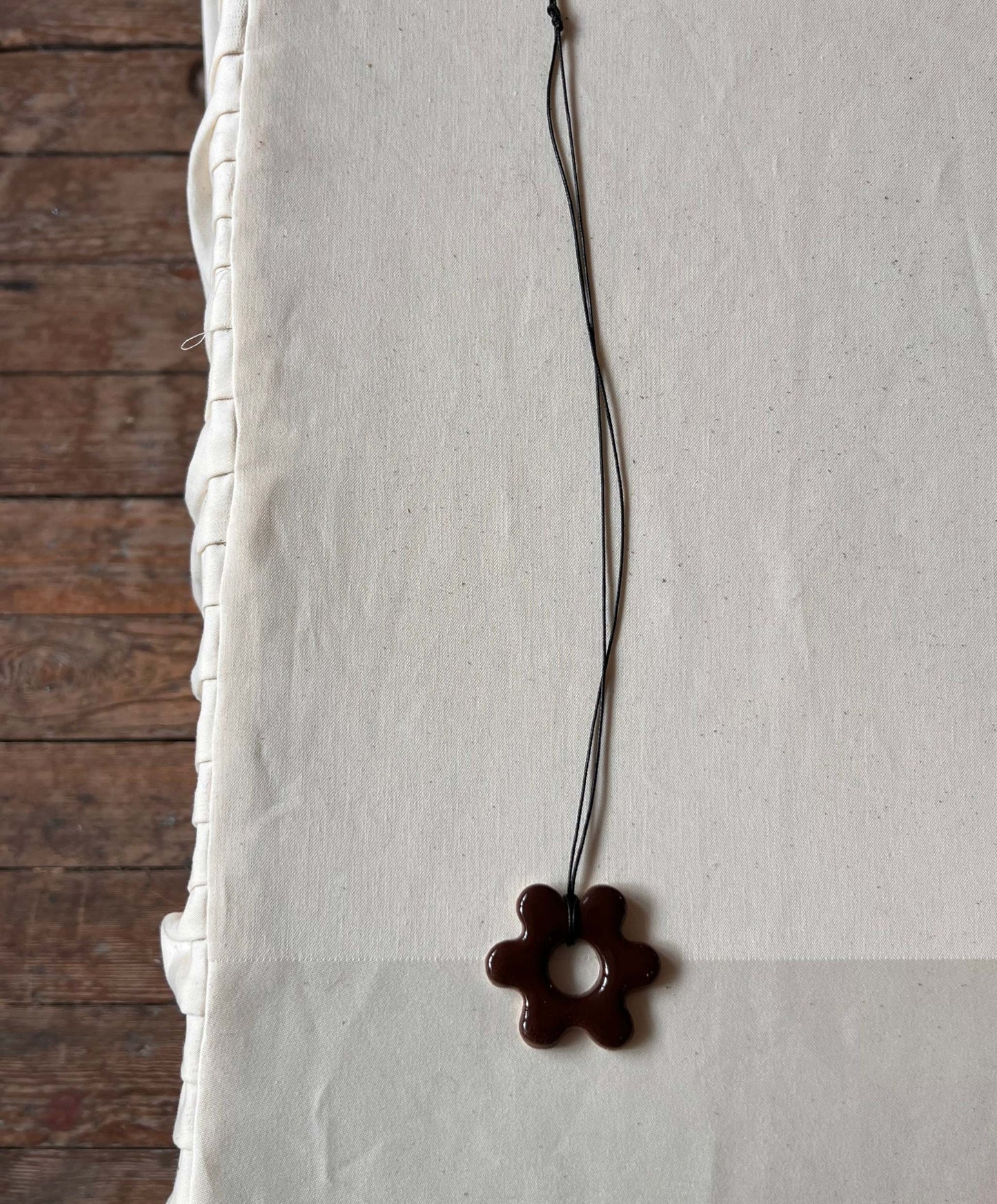 Flower necklace - brown