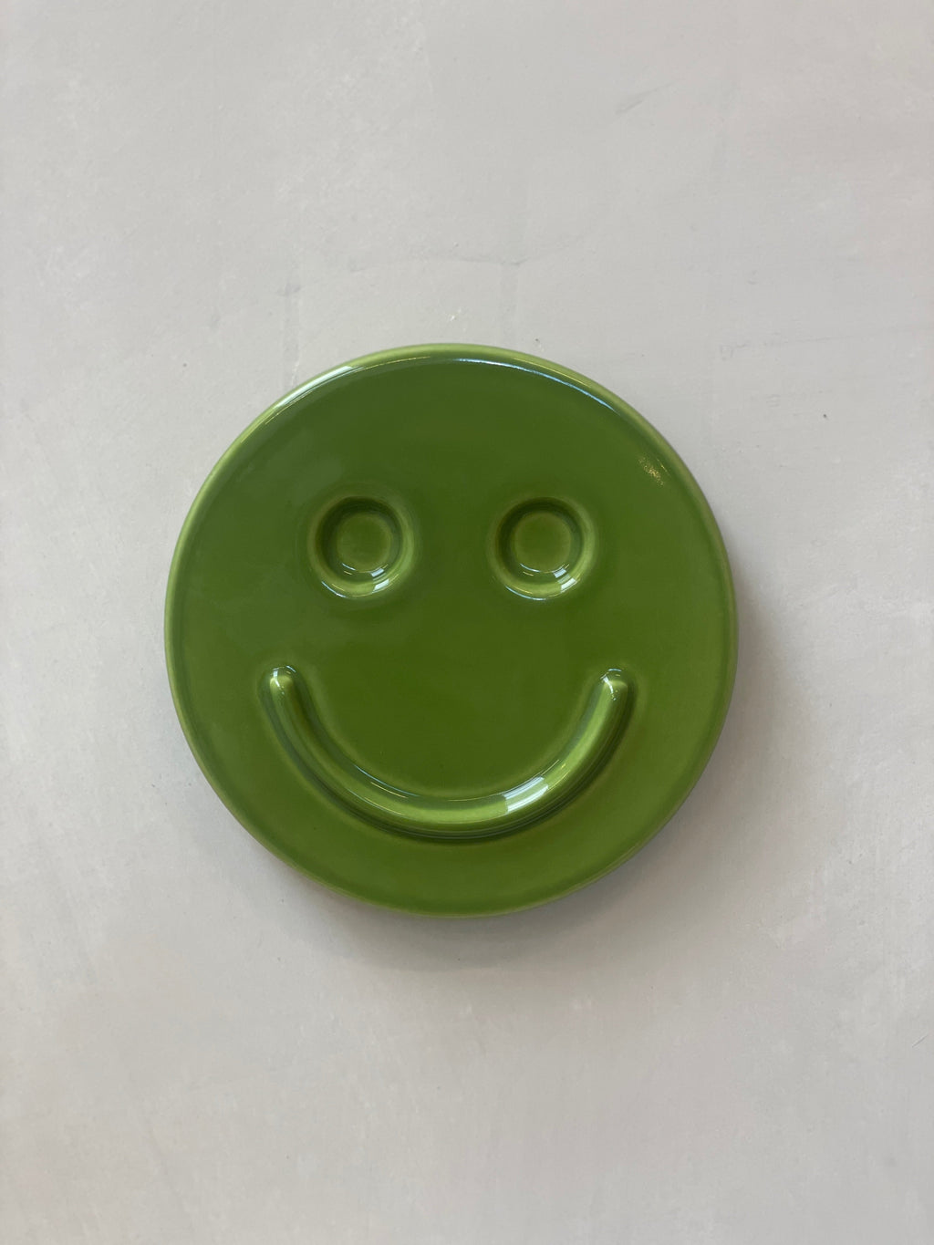 Green 'HAPPY' ceramic artwork by Edith Beurskens, handcrafted and glazed, perfect for kids' rooms.