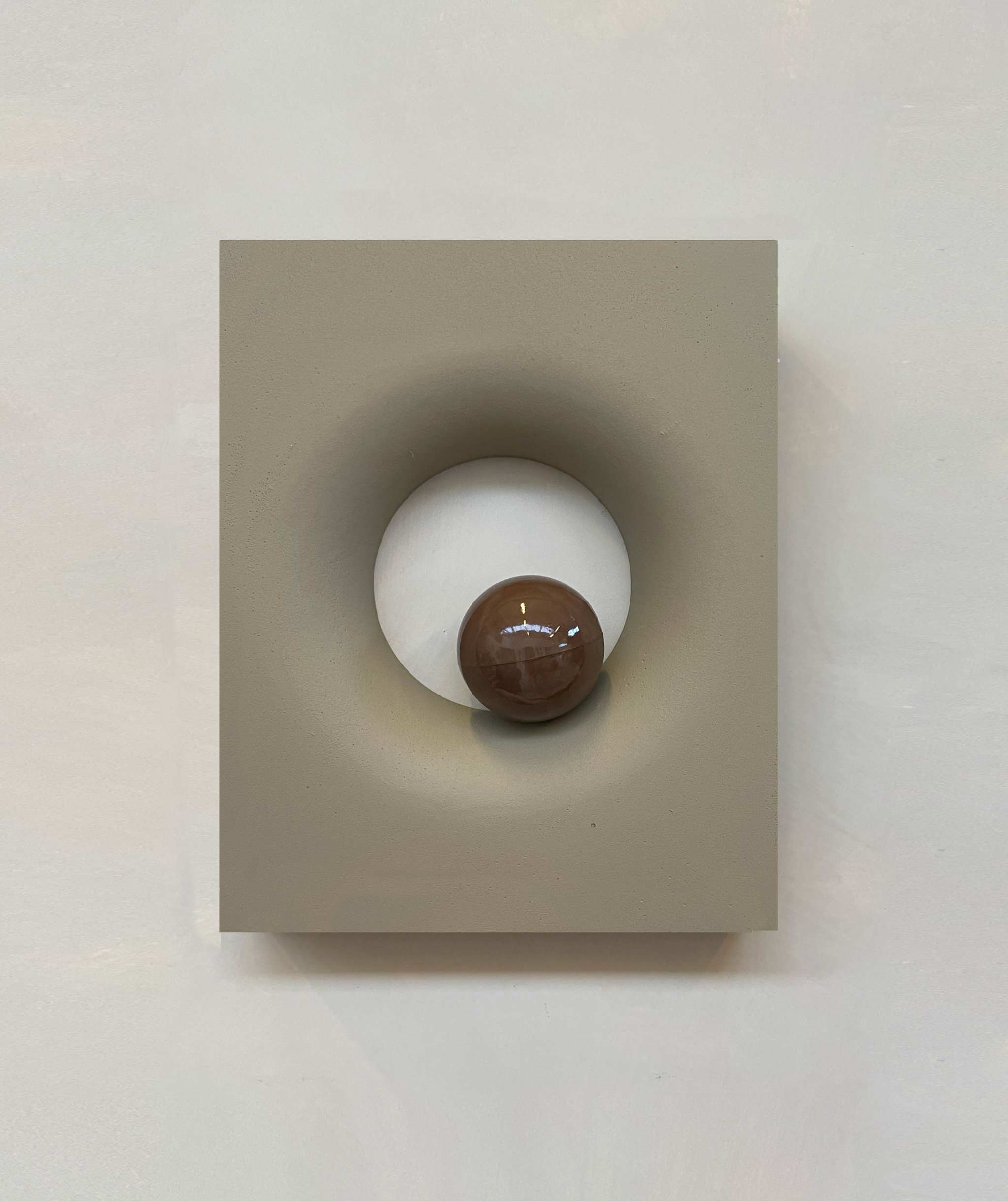 Golf + Sculpture en Boule Brown artwork, eco-friendly materials, 30x24 cm size.