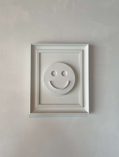 Vintage frame with happy face artwork in shadow white, 27.5 x 32.5 cm, designed by Edith Beurskens.