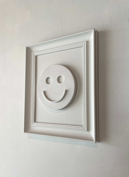Vintage Frame Happy artwork with smiling face in shadow white, 27.5 x 32.5 cm, by Edith Beurskens, made from biodegradable PLA.