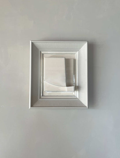 Vintage Frame Level Lak in shadow white with unique artwork by Edith Beurskens, crafted from biodegradable PLA material.