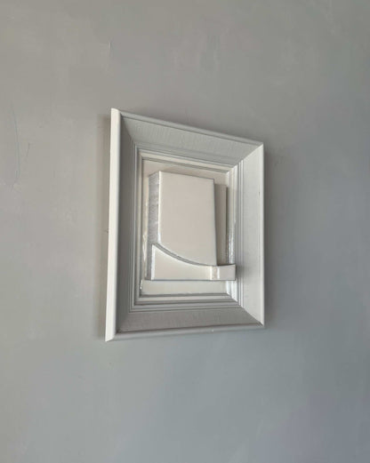 Vintage Frame Level Lak in shadow white, featuring exclusive artwork by Edith Beurskens, crafted from plant-based PLA with a shiny finish.