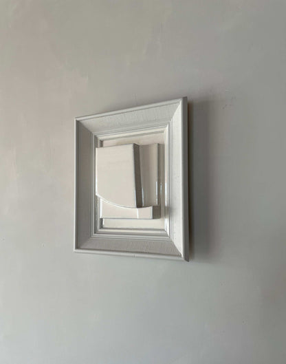 Vintage Frame Level Lak in shadow white with PLA base, featuring unique artwork by Edith Beurskens.