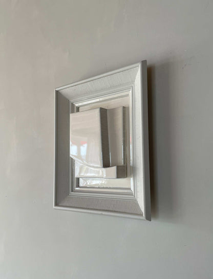 Vintage frame with exclusive artwork by Edith Beurskens in shadow white, featuring plant-based PLA material and shiny coating.