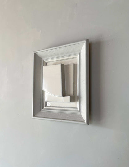 Vintage Frame Level Lak in shadow white with exclusive artwork by Edith Beurskens, featuring a biodegradable PLA base and shiny coating.