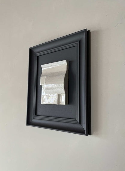 Vintage Frame Giant Lak by Edith Beurskens, featuring matte anthracite and shadow white colors, unique artwork with a Certificate of Authenticity.