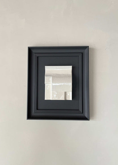 Vintage Frame Giant Lak in matte anthracite and shadow white, 27.5 x 32.5 cm, with unique artwork by Edith Beurskens.
