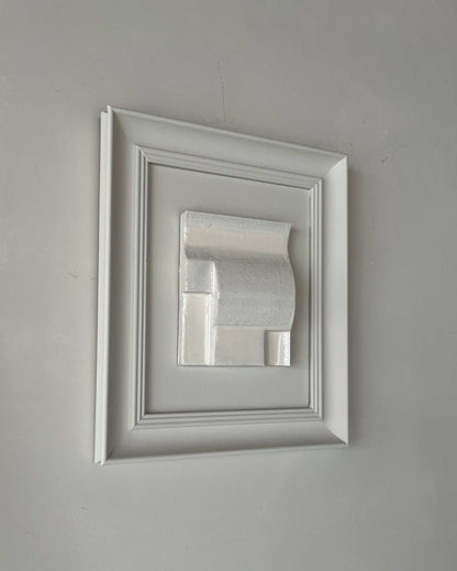 Vintage Frame Giant Lak II by Edith Beurskens, featuring exclusive artwork in a shadow white vintage frame, measuring 27.5 x 32.5 cm.