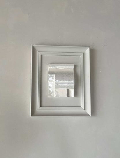 Vintage Frame Giant Lak II in Shadow White with a unique plant-based PLA artwork by Edith Beurskens, size 27.5 x 32.5 cm.