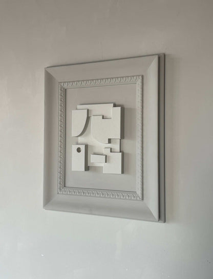 Vintage Frame Jean featuring exclusive artwork by Edith Beurskens, made from plant-based PLA with sand coating, in a dark lime frame.