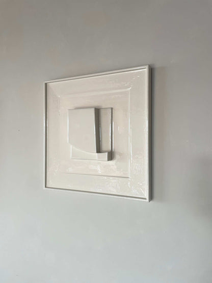 Vintage Frame Level Lak II in shadow white with unique artwork by Edith Beurskens, featuring plant-based PLA material and a glossy finish, size 42.5 x 42.5 cm.