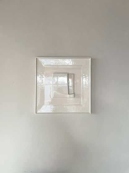 Vintage Frame Level Lak II in shadow white with unique artwork by Edith Beurskens, featuring a biodegradable PLA base and shiny coating.