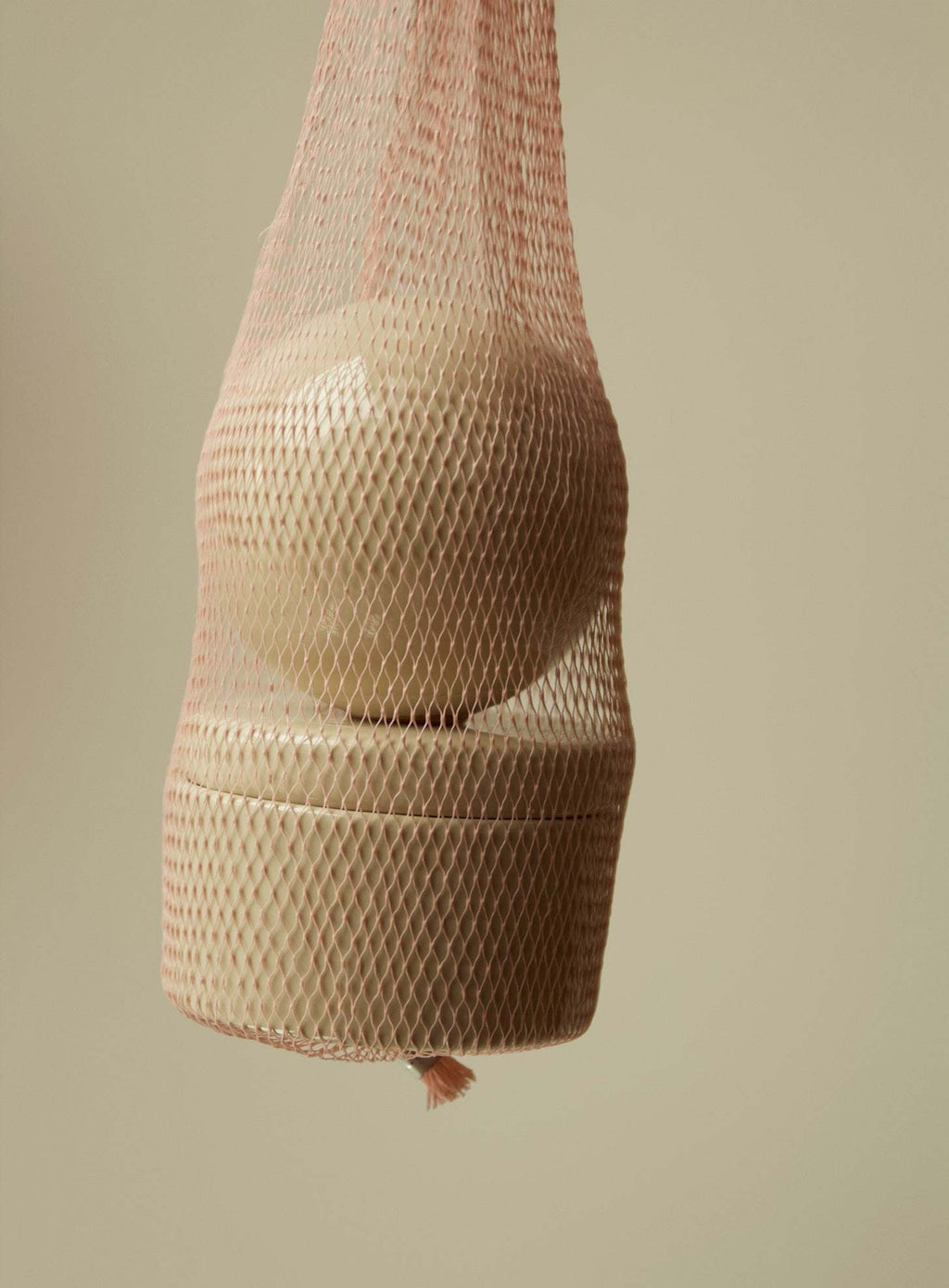 Ceramic box 'BOULE' in vanilla color in a mesh bag, small size.