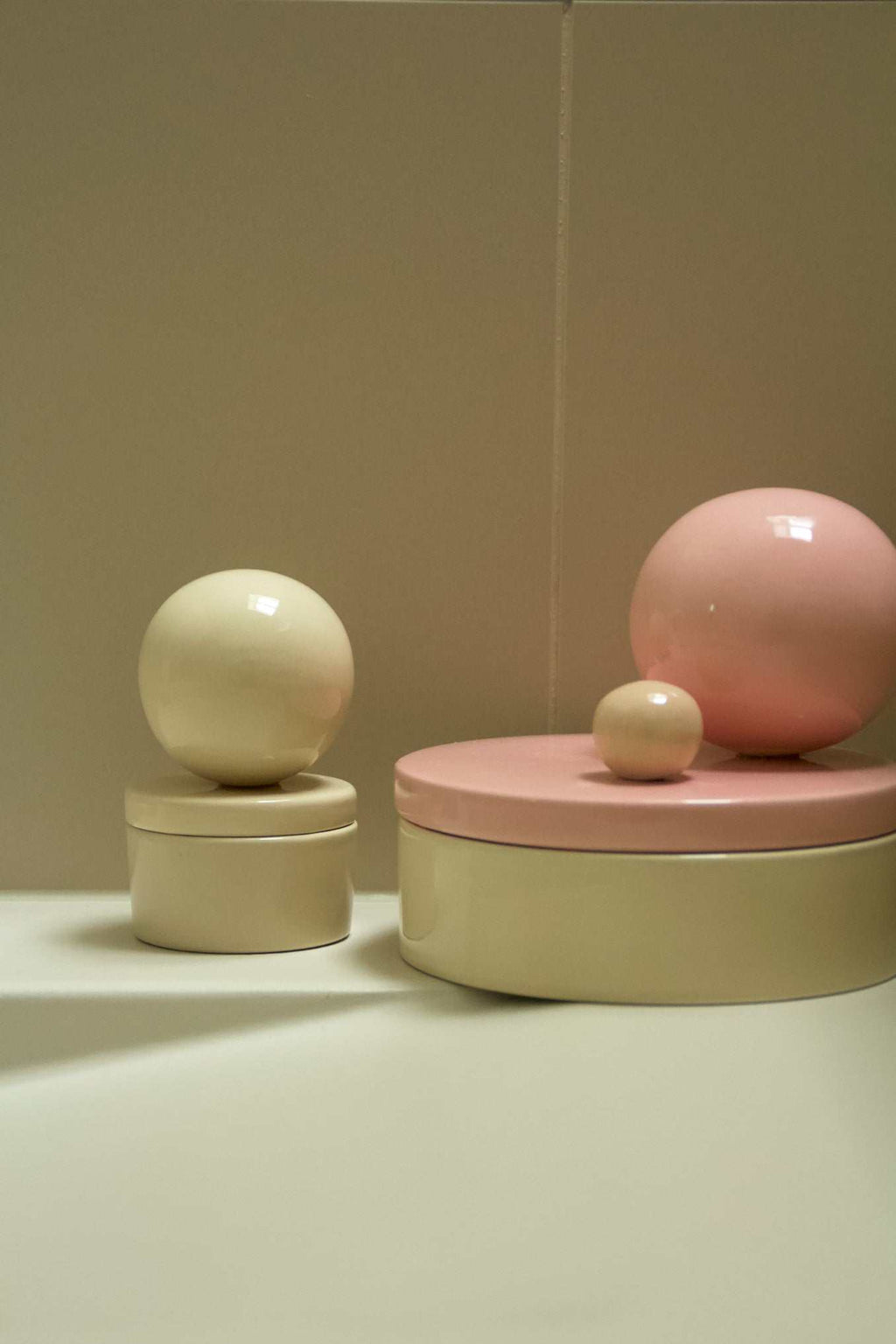 Small handmade ceramic box BOULE in vanilla, ideal for keepsakes and trinkets.