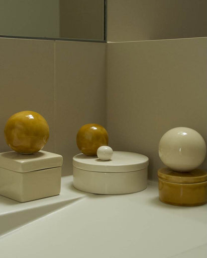 Square ceramic box 'BOULE' in cognac and vanilla, perfect for keepsakes and trinkets.