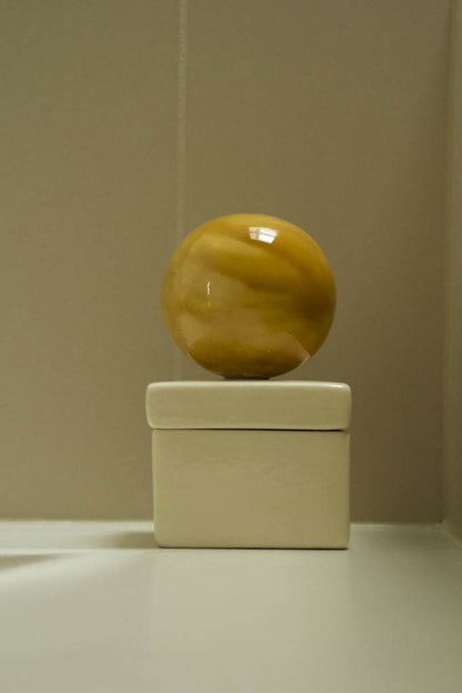 Ceramic box 'BOULE' in square shape with cognac and vanilla colors.