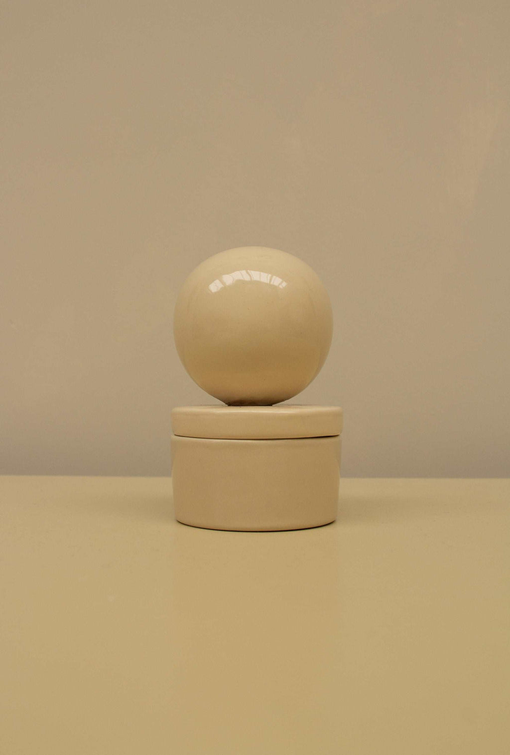Small vanilla ceramic box 'BOULE,' perfect for keepsakes, 11 cm height, 7 cm diameter.