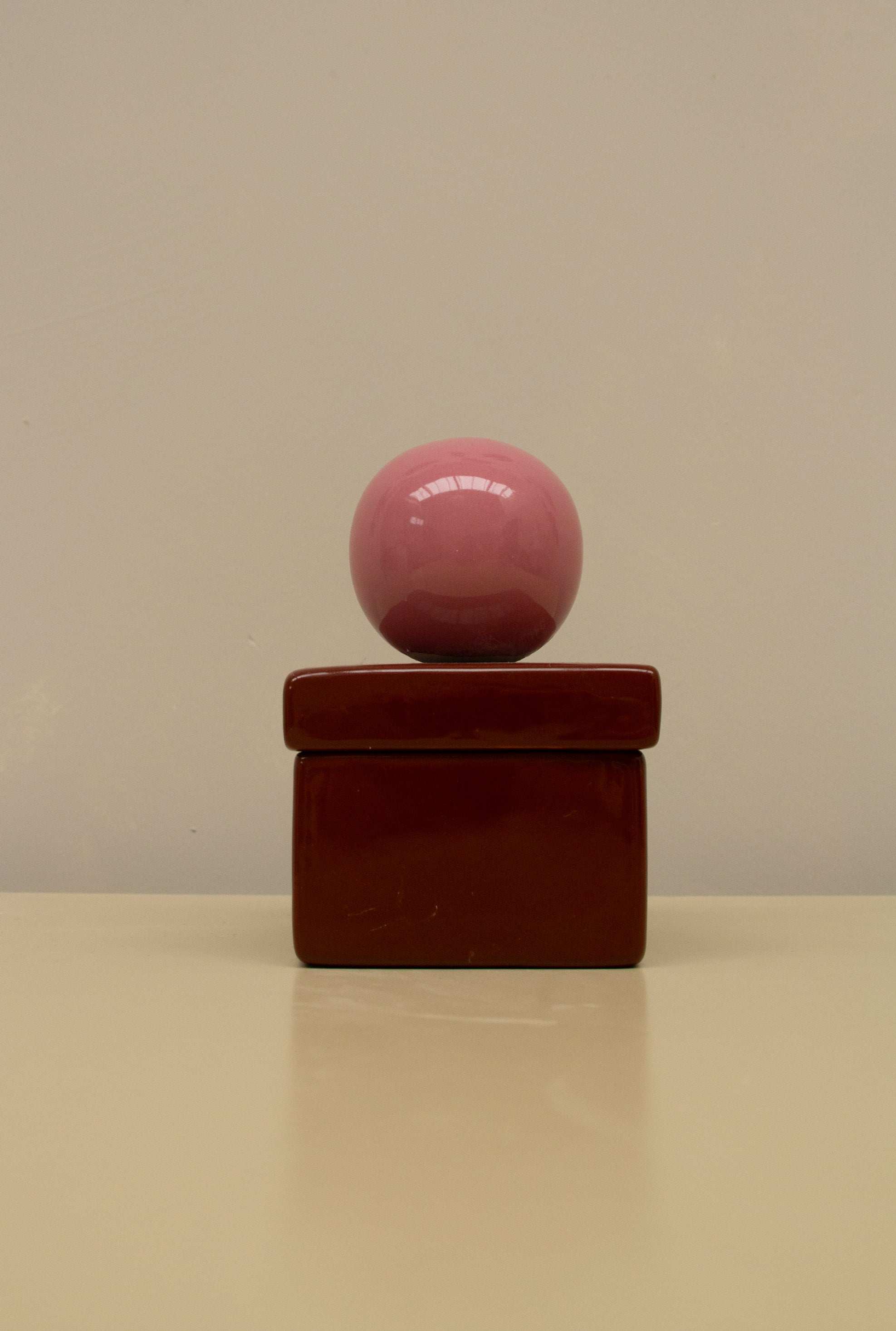 Ceramic box 'BOULE' in cherry and sorbet color scheme, square shape.