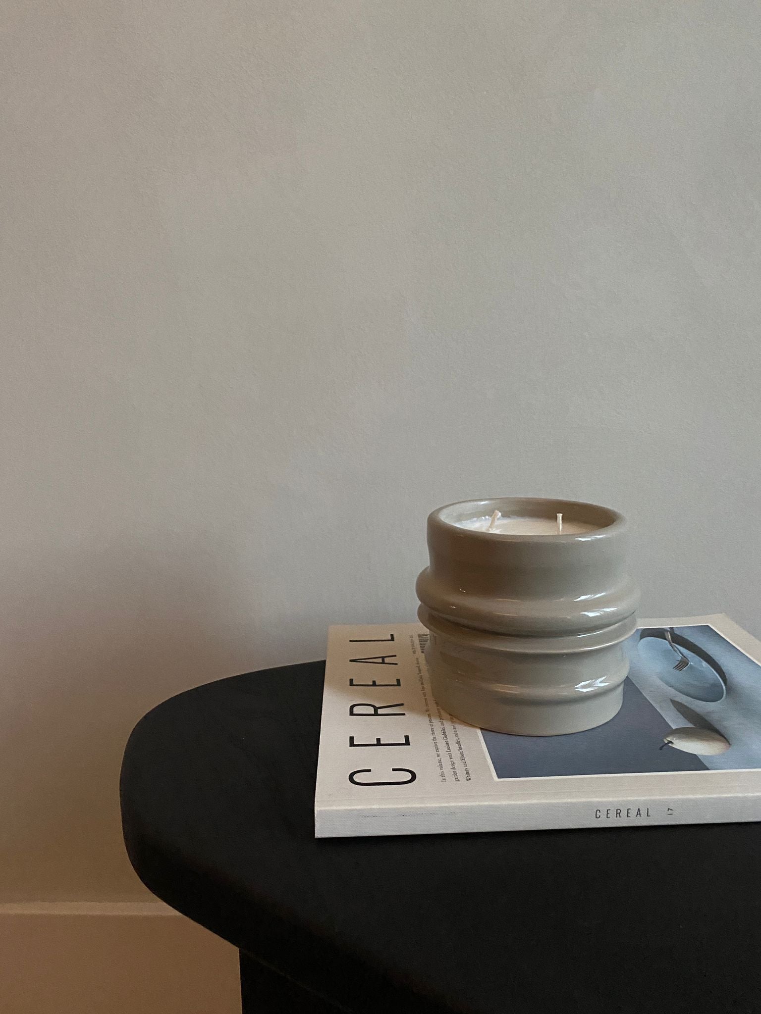 Shape 03.01 Concrete - SCENTED CANDLE with natural refillable wax.