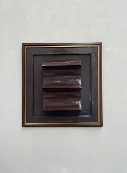 Vintage Frame Marie with exclusive artwork by Edith Beurskens in gloss brown and eggplant.