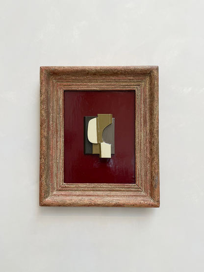 Vintage Frame Fauve featuring exclusive artwork by Edith Beurskens, in a rust orange antique frame with mixed color design.