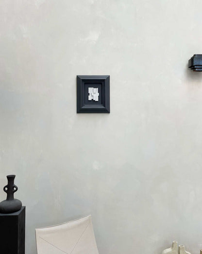 Vintage Frame Cody with exclusive artwork by Edith Beurskens, featuring a white PLA artwork in an anthracite vintage frame, displayed on a wall.