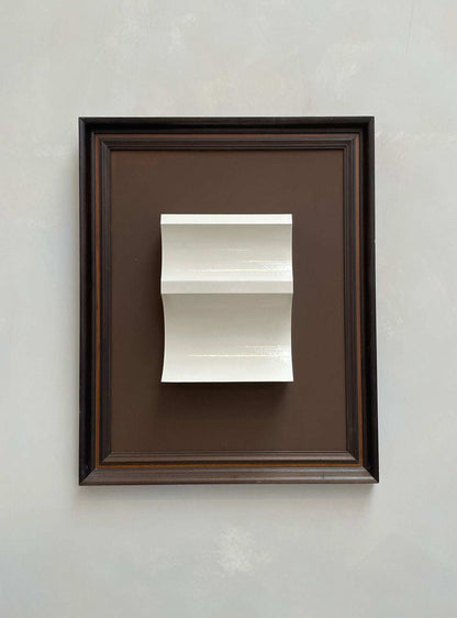 Vintage Frame Carmen with exclusive Edith Beurskens artwork, featuring a gloss white sculpture in a rust and wood 79.5 x 64 cm vintage frame.