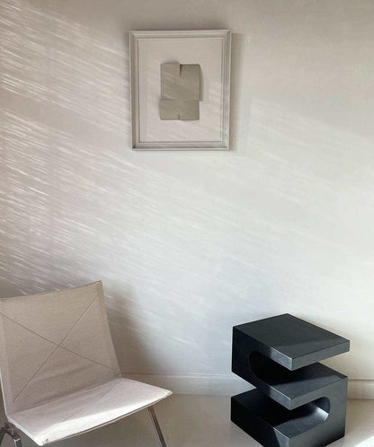 Vintage Frame 22.10 with exclusive artwork by Edith Beurskens displayed on wall; features plant-based PLA material with sand texture and eco-paint finish.