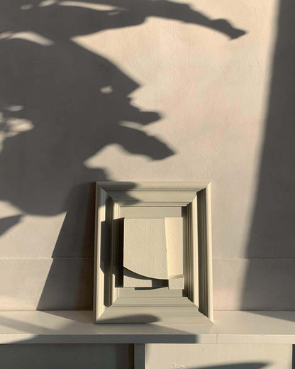 Vintage frame level with unique artwork by Edith Beurskens, made from plant-based PLA, in Hardwick and Shadow White colors.