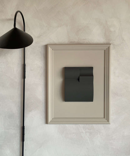 Vintage Frame Bonne with unique artwork by Edith Beurskens, featuring eco-friendly PLA material and sand texture finish in mushroom and anthracite colors.