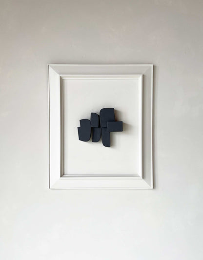 Vintage Frame Bibis artwork by Edith Beurskens, featuring unique plant-based PLA design in shadow white and anthracite, size 64 x 53.5 cm.