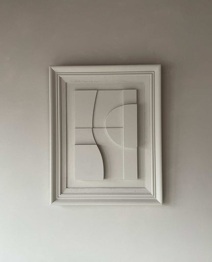 Vintage Frame Soleil with exclusive artwork by Edith Beurskens made from plant-based PLA, featuring a sand-textured surface in shadow white.