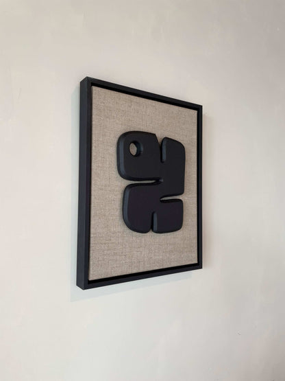 Canvas Noa artwork with anthracite black frame on plant-based material, featuring a structured plaster surface.