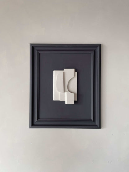 Vintage Frame Willa with Shadow White artwork in an Anthracite frame, featuring biodegradable PLA material and Certificate of Authenticity.