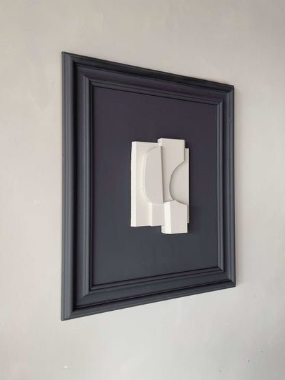 Vintage Frame Willa with exclusive artwork by Edith Beurskens, featuring a shadow white piece in an anthracite frame, 63x53 cm.